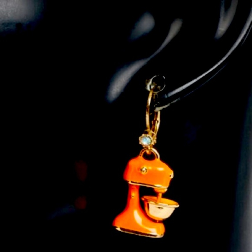 New Betsey Johnson pumpkin Pie mixer mismatched earrings - Picture 4 of 10